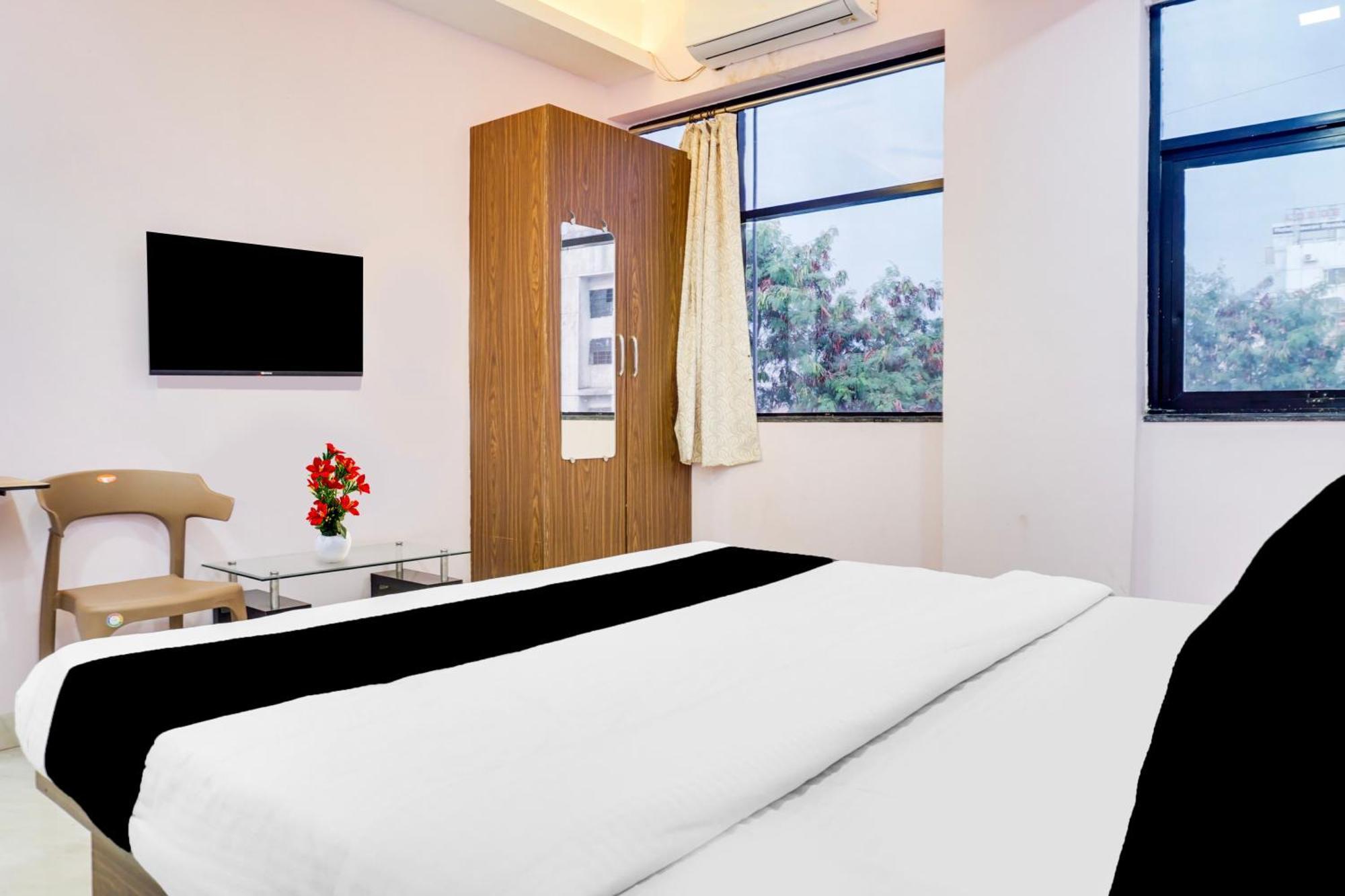Hotel Super Collection O Chandan Nagar Kharadi Formerly Kharadi 4*
